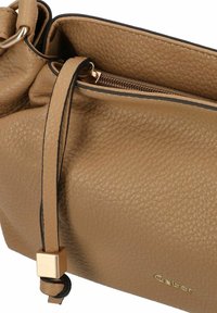 Tansfarbene Lederhandtasche mit einer grobkörnigen Textur, ausgestattet mit einem Reißverschluss oben, einem abnehmbaren Riemen und goldfarbenen Hardware-Akzenten.