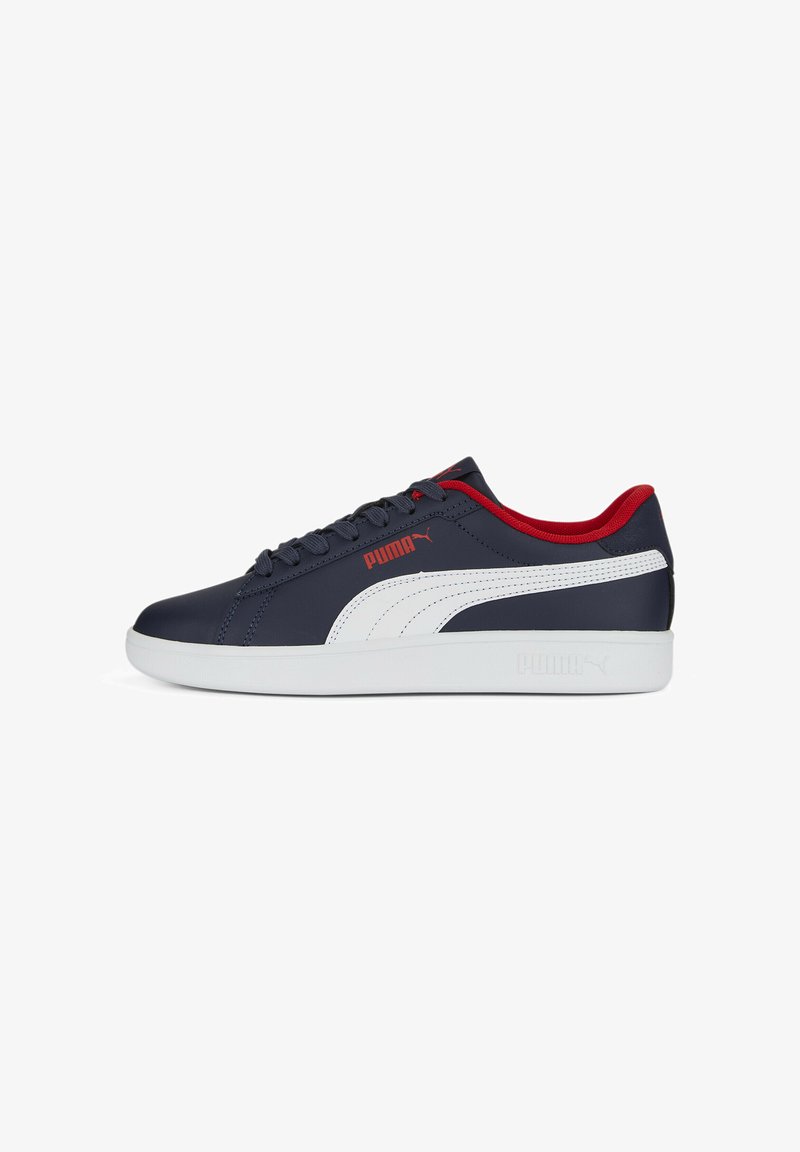Sneakers blu navy con dettagli bianchi e colletto rosso. Parte superiore in sintetico liscio, punta rotonda, suola piatta bianca e dettaglio del logo sul lato.