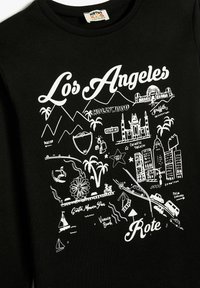 Czarna koszula z długim rękawem z białym nadrukiem przedstawiającym zabytki Los Angeles, w tym góry, panoramę miasta i sceny plażowe.