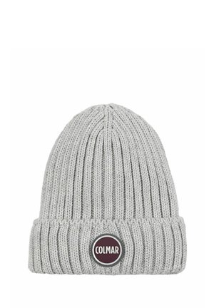 Bonnet en maille côtelée gris clair avec un revers plié et un écusson rond marqué "COLMAR" en blanc sur fond foncé.