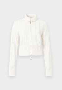 Pull en maille torsadée blanche, raccourci, avec un col montant et une fermeture éclair à l'avant. La texture est épaisse, avec des poignets et un ourlet côtelés.