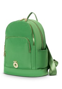 Vihreä nailonireppu pyöreällä muotoilulla, kultaisilla vetoketjuvahvistuksilla, etutaskulla, yhdellä sivutaskulla ja säädettävillä kangasremmeillä.