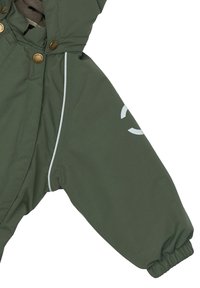 Tamsiai žalia paminkštinta išorinė apranga su sidabriniais akcentais. Yra gaubtas, spaudės ir elastingi rankogaliai. Lygus paviršius ir vandeniui atspari medžiaga.