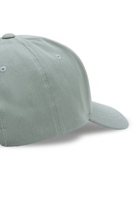 Cappello verde chiaro in twill di cotone, con visiera curva, dettagli cuciti e fori di ventilazione sulla corona.