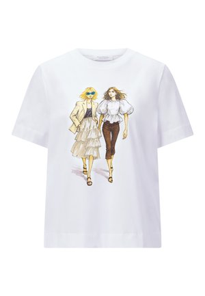 Dvije modne žene hodaju, jedna u sunčanim naočalama, slojevitoj suknji i blejzeru, druga u majici s pahuljastim rukavima i kratkim hlačama, na bijeloj košulji.