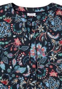 Blouse à fleurs sombres avec des fleurs rouges, bleues et beiges, un col rond et des liens à nouer à l'avant de la marque CECIL.
