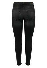 Vaqueros ajustados negros con una cintura alta, hechos de denim. Presentan dos bolsillos traseros y dobladillos sin acabar para un aspecto desgatado.