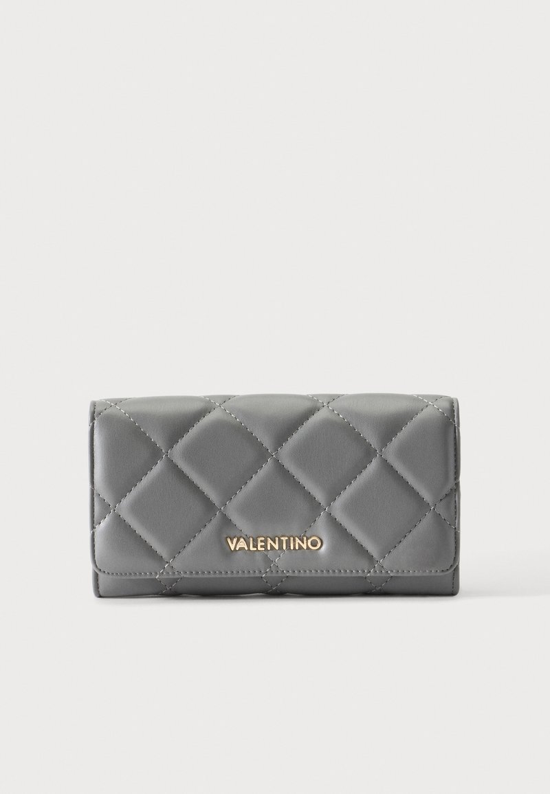 Γκρι καπιτονέ πορτοφόλι με χρυσό λογότυπο Valentino στο κέντρο μπροστά, παρουσιάζεται σε λευκό φόντο.
