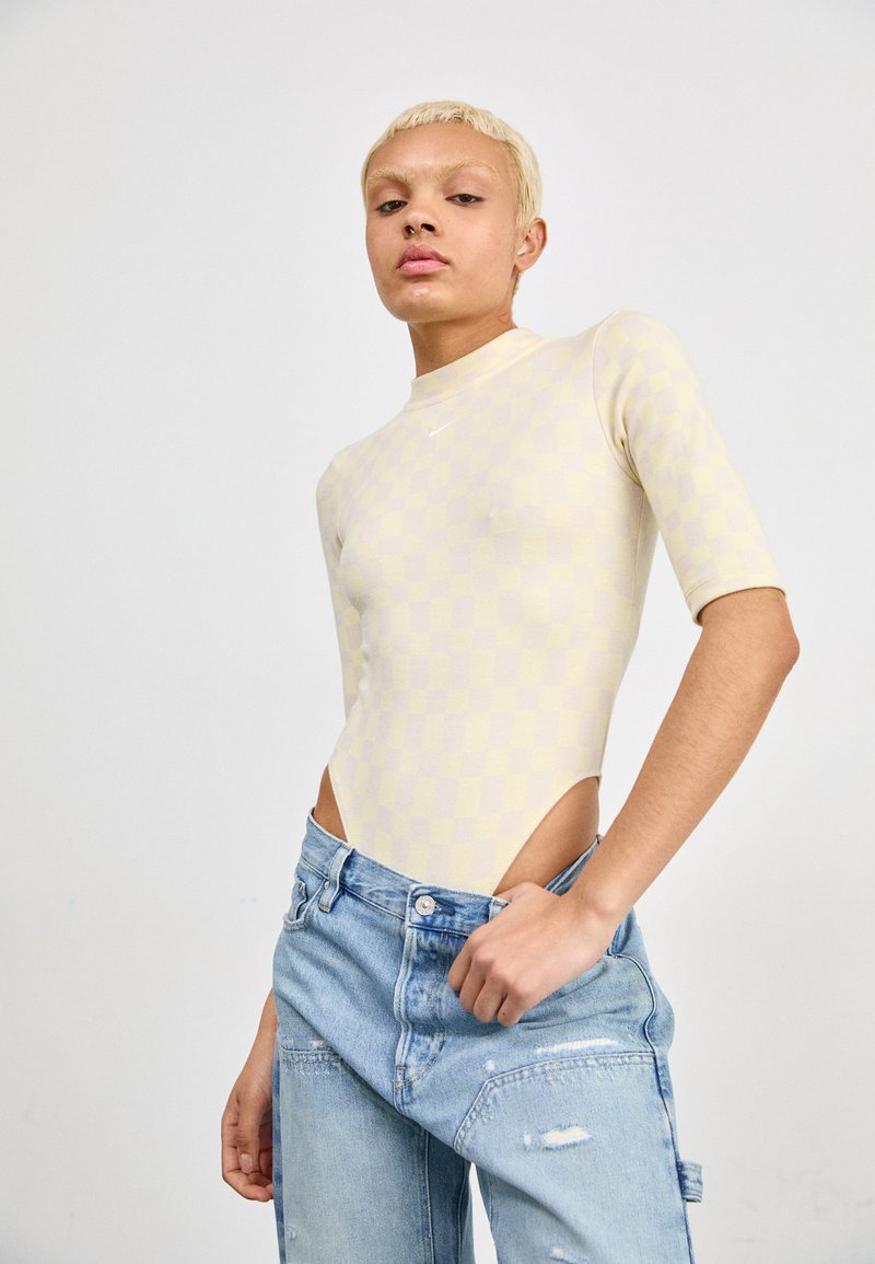 Nike Sportswear BODYSUIT - Marškinėliai su spaudiniu - alabaster/sail