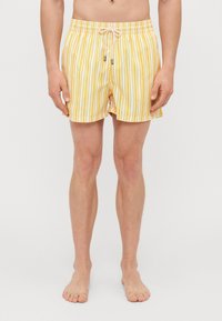 Gelbe und weiße gestreifte Badehose mit elastischem Bund und Zugband, glatter Textur und kurzem Bein-Design.