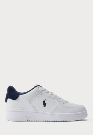 Weißer Ledersneaker mit navyblauem Fersenlasche, Schnürsenkeln und Polo-Logo an der Seite, mit flacher Gummisohle und perforierten Details.