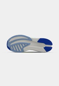 Semelle de chaussure de sport avec une base grise texturée, des accents bleus et bleu clair, et un motif de grip en vagues pour l'adhérence.