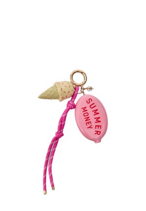Nøglering med pink snor, plastik isvaffel og pink ovalt mærke med teksten "SUMMER MONEY" i røde bogstaver, fastgjort til en guldring.