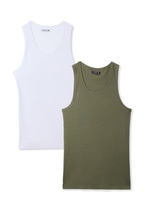 Due canotte in un pacco; una bianca e una verde oliva. Entrambe hanno una trama a costine, scollature arrotondate e sono realizzate in tessuto misto cotone.