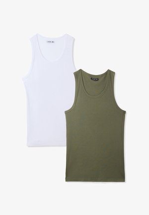 Due canotte in un pacco; una bianca e una verde oliva. Entrambe hanno una trama a costine, scollature arrotondate e sono realizzate in tessuto misto cotone.