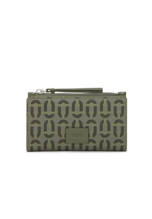 Portafoglio verde con motivo a fantasia e chiusura con zip, caratterizzato da una superficie texturizzata e una piccola targhetta con logo. Il design include motivi ripetuti a forma di catena.