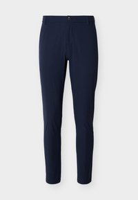 Pantalon slim bleu marine avec passants de ceinture, fermeture par bouton, et coupe droite ajustée sur fond blanc.