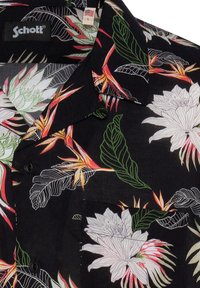 Zwart bloemenoverhemd met korte mouwen, versierd met grote witte en kleurrijke tropische bloemenpatronen. Het heeft een button-down kraag en een borstzak.