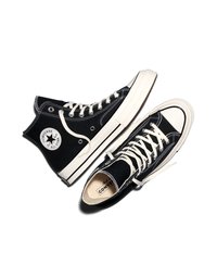 Baskets hautes Converse All Star noires avec lacets blancs et semelles en caoutchouc, affichant le logo latéral et une vue de dessus sur fond blanc.