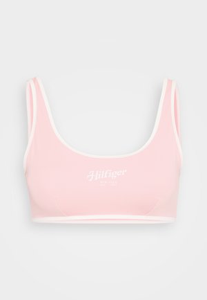 Rozā sporta krūšturis, kas izgatavots no gludas auduma, ar apaļu dekoltē un baltu apmalīti. "Hilfiger" logo baltā krāsā, centrēts priekšā.