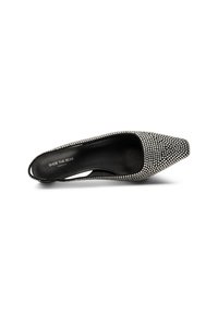 Schwarzer Slingback-Schuh mit spitzem Zehenbereich, bedeckt mit silbernen Nieten. Glattes Innenleben, weiche Textur und Etikett "Shoe the Bear, Dänemark" im Inneren.