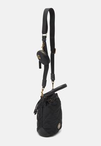 Černá prošívaná kabelka typu bucket s nastavitelným popruhem, stahovací šňůrkou a odnímatelnou malou taštičkou. Matný povrch s akcenty v zlatém tónu.