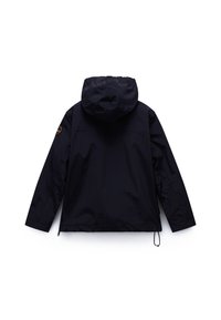 Μπλε ναυτικό αδιάβροχο μπουφάν με κουκούλα, διαθέτοντας κορδόνι στο κάτω μέρος, λεία υφή και στρογγυλό λογότυπο στο αριστερό ώμο.