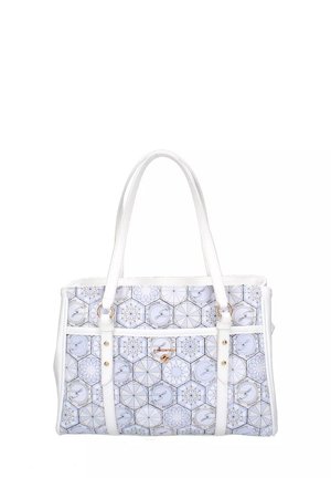 Witte handtas met een hexagonaal patroon, voorzien van grijze en lichtblauwe details. Het heeft dubbele handvaten en accenten van goudkleurig metaal.