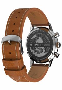 Timex-Uhr mit braunem Lederarmband, Gehäuse aus Edelstahl und schwarzem Zifferblatt mit einem Weltkartenmuster. Silberne Akzente an den Tasten.