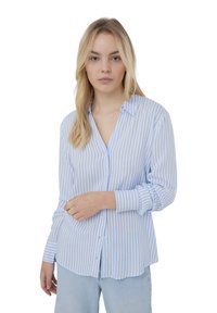 Camicia a maniche lunghe a righe azzurre e bianche con chiusura a bottoni, colletto aperto e vestibilità leggermente ampia. Tessuto morbido.