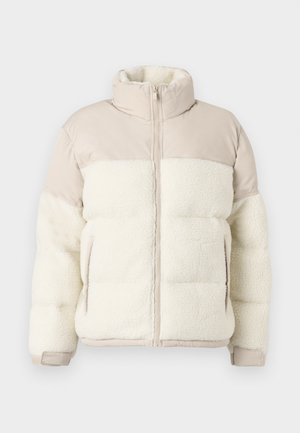 Puhasta jakna z spodnjim delom iz kremaste umetne krzna in svetlo rjavim zgornjim delom. Ima visok ovratnik in sprednji zadrgo, ter stranske žepe.