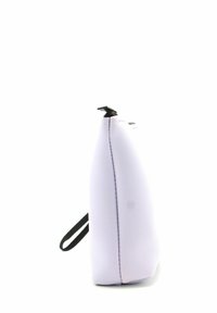 Borsa di stoffa viola con un design elegante, forma piatta, zip nera e tracolla nera. Presenta cuciture visibili lungo i bordi.