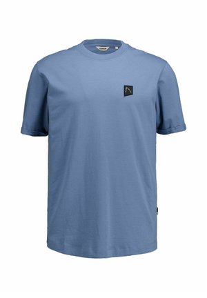 Világoskék, rövid ujjú, kerek nyakú póló kis fekete négyzet alakú folttal, amelyen egy fehér, ferdén álló vonal látható a bal mellrészen.