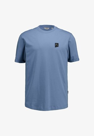 Világoskék, rövid ujjú, kerek nyakú póló kis fekete négyzet alakú folttal, amelyen egy fehér, ferdén álló vonal látható a bal mellrészen.