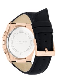 Het horloge heeft een roestvrijstalen achterkant en een zwarte lederen strap met een gladde textuur. De kast is roségoud en heeft een octagonale vorm.