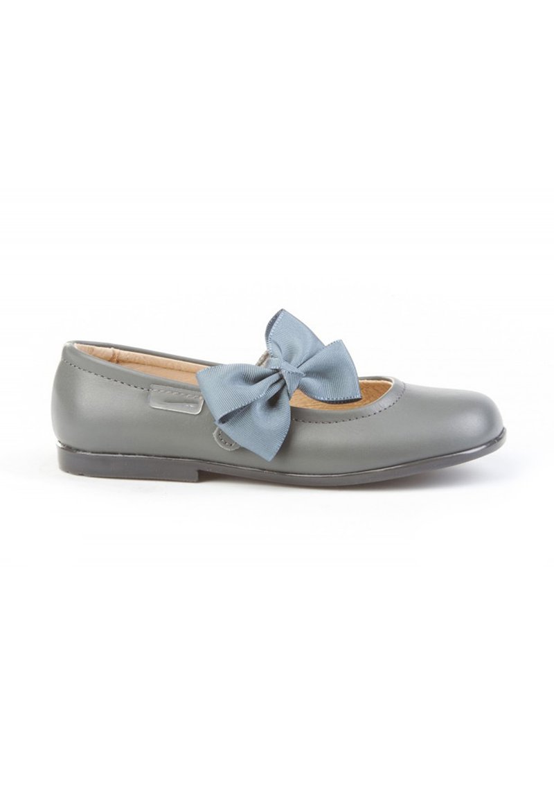 Bailarina de cuero gris con un lazo de tela azul en la parte superior y una suela plana negra, diseñada para un niño.