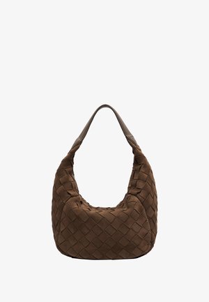 Brązowa zamszowa torebka z plecionym wzorem i szerokim skórzanym paskiem, zaprojektowana w kształcie półksiężyca do noszenia na ramieniu.