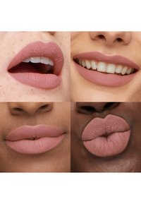 Fire nærbilder av forskjellige lepper med matt støvrosa leppestift i ulike uttrykk: åpen munn, smilende, lukkede lepper og spissede lepper.