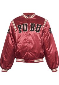 Veste bombardier en satin rouge avec lettrage noir "FU BU", poignets côtelés rayés et taille cintrée. Comprend un patch sur la manche gauche.