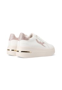 Sneakers platform bianche con tomaia in pelle liscia, accentuati da un tacco glitterato rosa e hardware dorato sul lato.