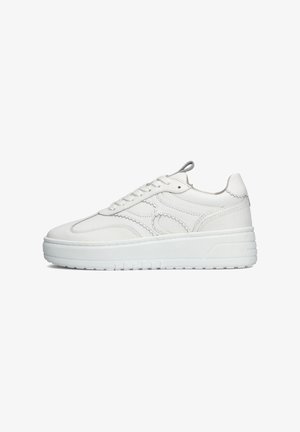 Baskets en cuir blanc avec une texture lisse, dotées d'un bout rond, d'un système de laçage et d'une semelle en caoutchouc épaisse avec de subtils accents surélevés.