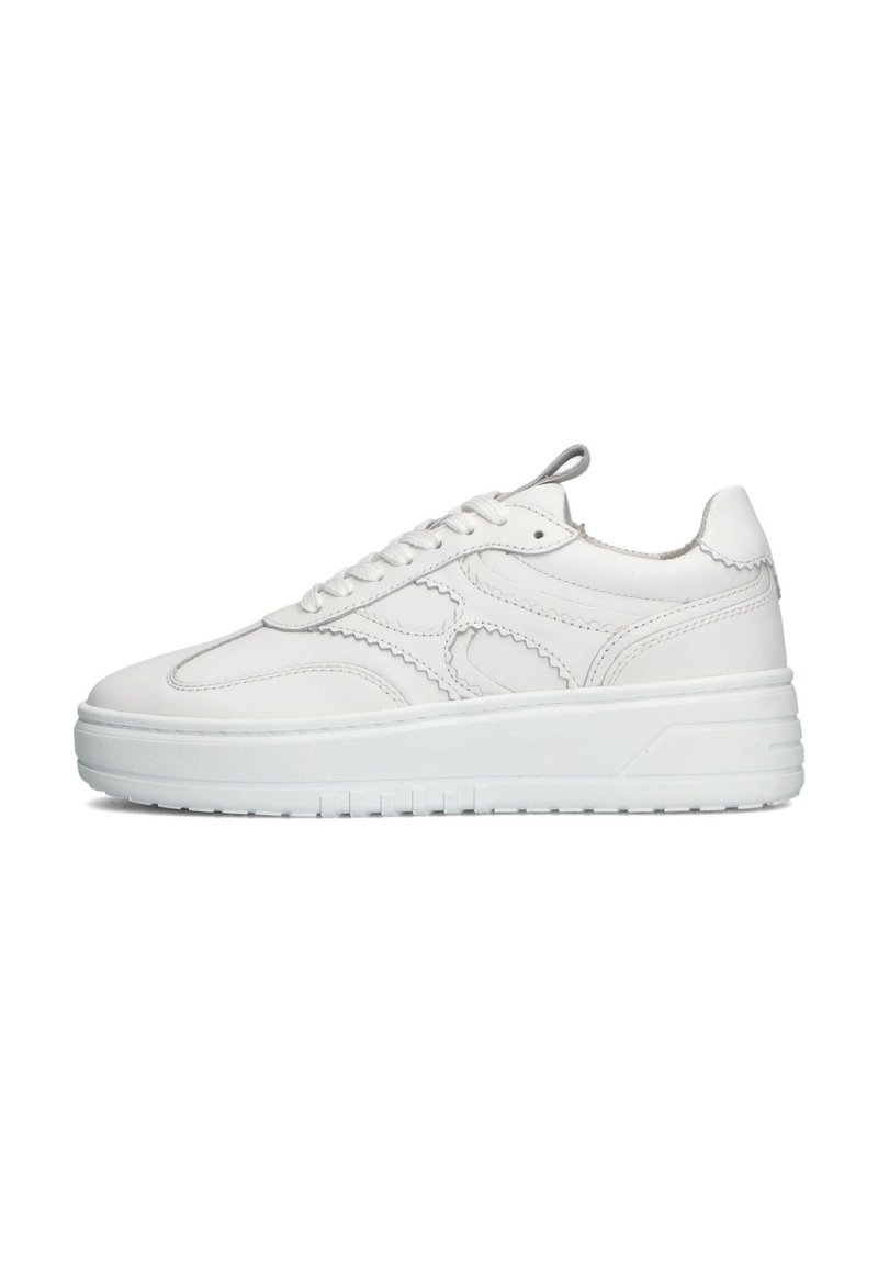 Witte leren sneakers met een gladde textuur, voorzien van een ronde neus, vetersluiting en een dikke rubbere zool met subtiele verhoogde accenten.