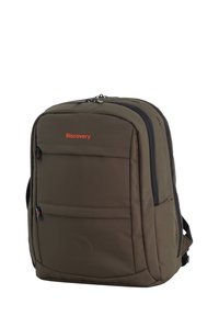 Mochila rectangular marrón con dos cremalleras, correas acolchadas y un logo naranja. Presenta un bolsillo externo en la parte frontal y un acabado texturizado sutil.