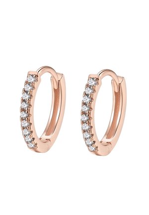 Pendientes de aro de oro rosa con una fila de pequeñas piedras preciosas blancas redondas colocadas a lo largo del borde exterior sobre un fondo blanco.