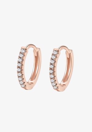 Boucles d'oreilles créoles en or rose ornées d'une rangée de petites pierres précieuses blanches rondes le long du bord extérieur sur fond blanc.
