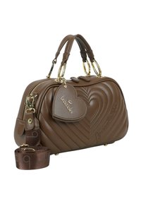 Borsa a mano in pelle marrone con motivo a cuore trapuntato, ferramenta dorata, doppi manici e tracolla rimovibile con stampa del logo.