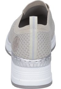 Sneaker slip-on grigio chiaro con tomaia in mesh, sottili dettagli lucidi, retro imbottito e suola bianca con dettagli testurizzati.