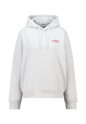 Hellgrau übergroßer Hoodie mit einer Vordertasche, Kapuze mit Kordelzug und einem kleinen roten Grafikdesign auf der linken Brustseite. Aus weichem Baumwollmaterial.