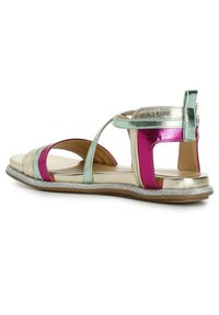 Metalen sandalen hebben een combinatie van gouden, roze en muntgroene banden, met een platte zool en een textuur met een glinsterende rand.
