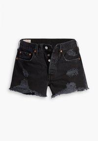 Pantalones cortos de mezclilla negra con un diseño desgastado, que presenta dobladillos deshilachados y múltiples desgarros. Incluye cinco bolsillos y botones metálicos.